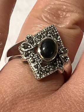 Sterling Silver Black Stone Vintage Ring
Marcasite
Size 7